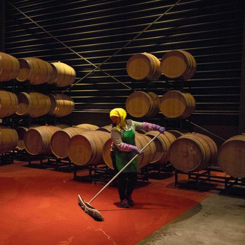 Une travailleuse de Pigeon Hill Winery nettoie le sol après avoir mis le vin en barriques. Tous les équipements ou presque viennent d'Europe.