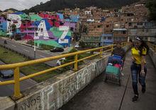 Une fresque géante sur un bidonville de Bogota rend hommage à la paix, de retour après 50 ans de guerre