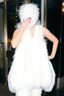 Lady Gaga, ou l'art de se faire voir en se cachant.
