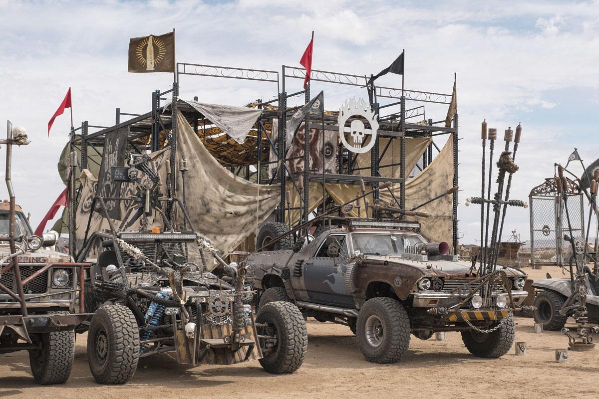 La citadelle et les véhicules des Warboys, une des tribus qui s'approprient la ville durant cinq jours, sont inspirés du film Mad Max.