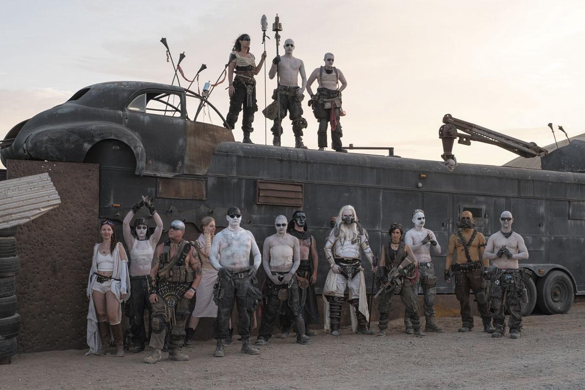 Immortan Joe et ses Warboys prennent la pose devant les remparts de Wasteland.