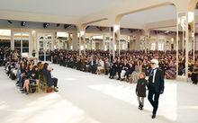 Karl Lagerfeld et son filleul saluent lors d'un défilé Chanel inédit, avec tous les invités en front row.