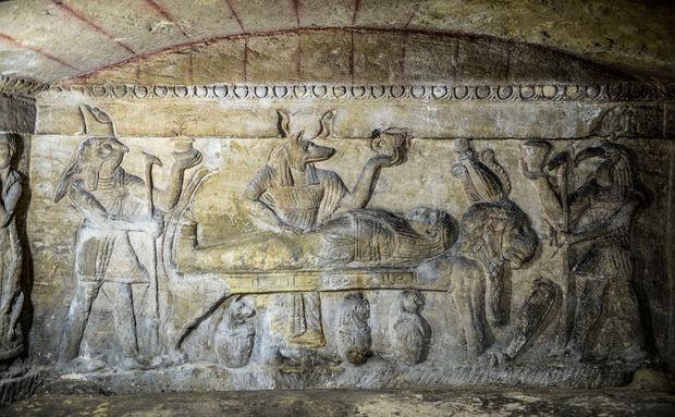 Lutte contre la montée des eaux dans des anciennes catacombes égyptiennes