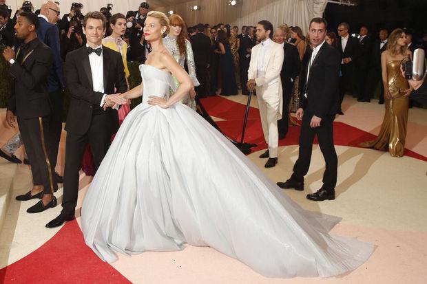 La technologie de tramer la fibre optique à l'intérieur du tissu a été pour la spectaculaire et féérique robe réalisée par Zac Posen et portée par l'actrice Claire Danes lors du gala du Met.