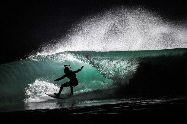En Bretagne, des surfeurs noctambules éclairent les vagues de plein front