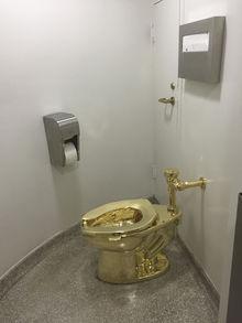 Au Guggenheim de New York, les toilettes publiques sont en or et signées Maurizio Cattelan