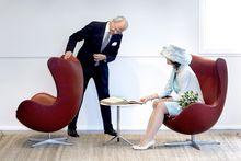 Le couple royal suédois assis dans des fauteuils 