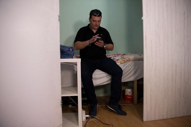 Harry Kajevic dort dans 2,4 mètres carrés dans un local clandestin.