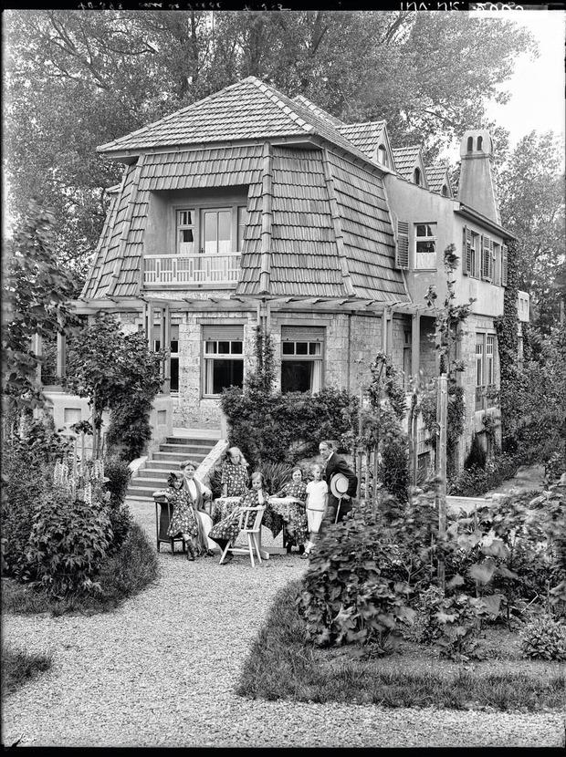 Avec sa famille, devant sa maison, à Weimar.