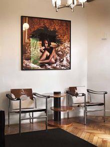 Aux murs, des photos que la propriétaire trouve 'dingues', comme celle de Naomi Campbell par Michel Comte.