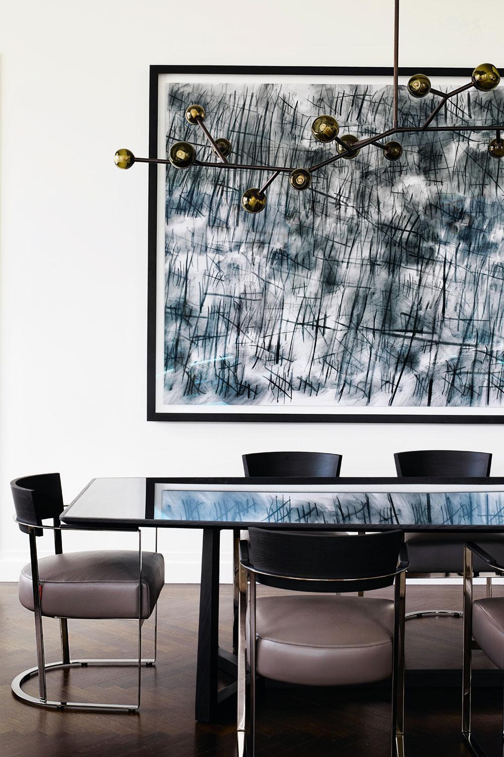 Dans la salle à manger, l'impressionnant lustre de Damien Langlois-Meurinne et la toile d'Idris Khan forment un très bel ensemble.