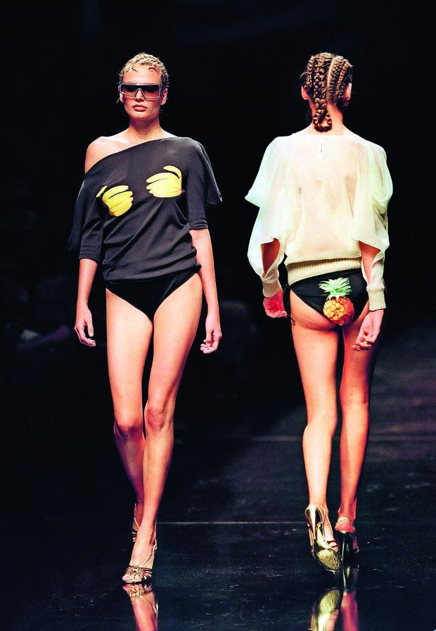 Chez Stella McCartney, en 2001, des imprimés bananes et ananas ludiques inspirés du tee-shirt aux seins peints de Vivienne Westwood et Malcolm McLaren, créé il y a trente-cinq ans.