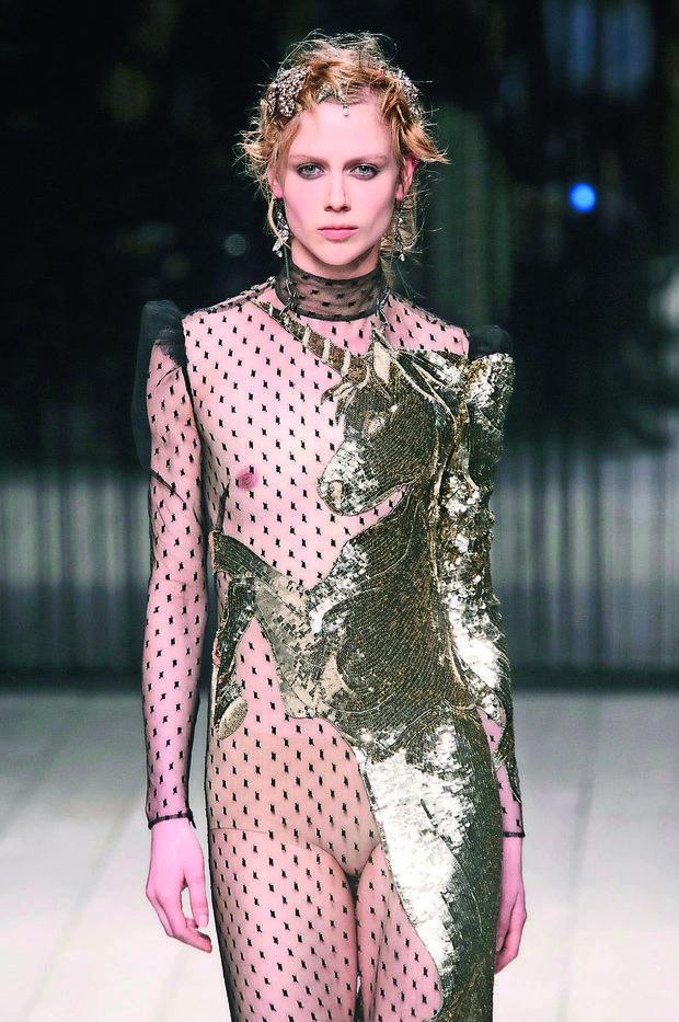 Cette robe licorne donne le ton de la collection automne-hiver 2016 d'Alexander McQueen, chargée de symboles et de références aux contes de fées.