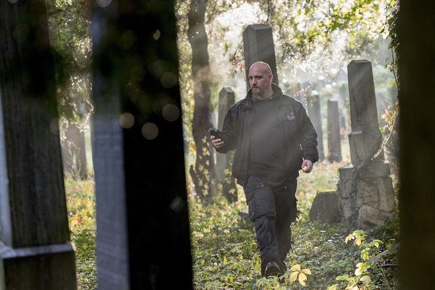 Willi Gabler chassant les fantômes dans un cimetière