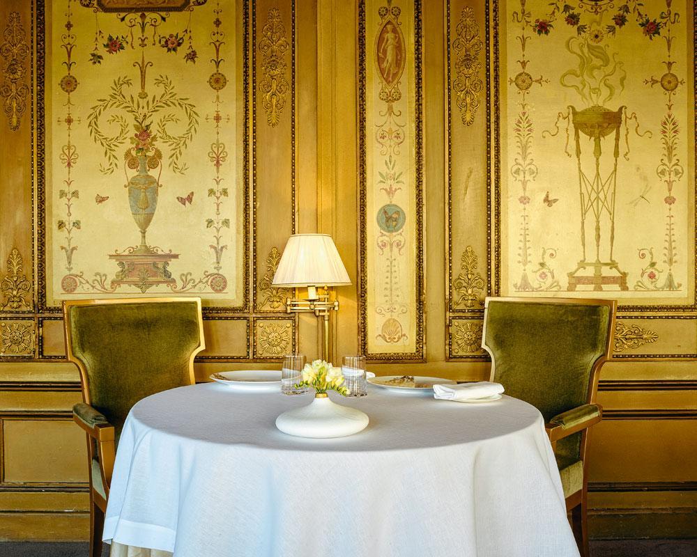 L'intérieur classé du restaurant 3-étoiles du Pavillon Ledoyen, à Paris.