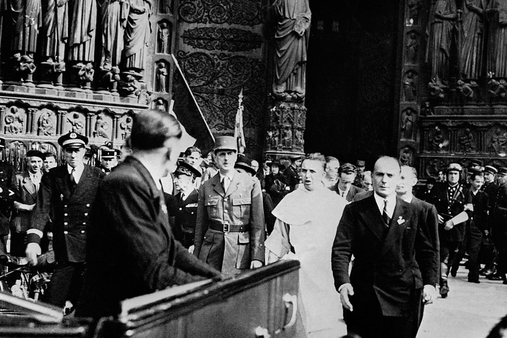 Août 1944, arrivée de Charles de Gaulle sur le parvis de la cathédrale de Paris, symbole de la Libération