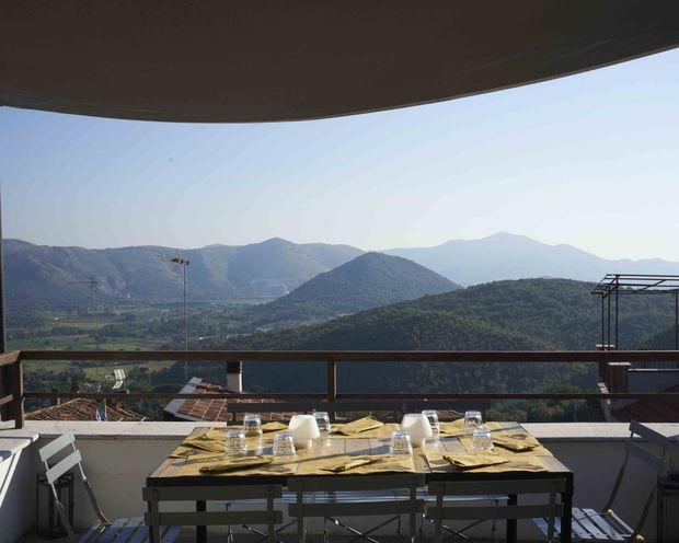 Une terrasse avec vue imprenable sur les collines de Campanie, pour déguster un plat traditionnel devenu, ici, gastronomique.