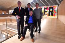 Luqman Arnold, Deyan Sudjic, le directeur du musée, et l'architecte John Pawson posent avec le designer britannique Terence Conran.