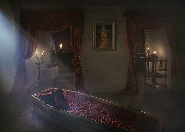 Un lit-cercueil à côté de portrait de Vlad Tepes.