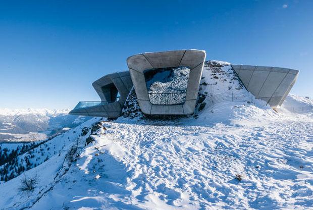 Au Sud Tyrol, le Messner Mountain Museum Corones de Zaha Hadid, fiché dans la montagne.