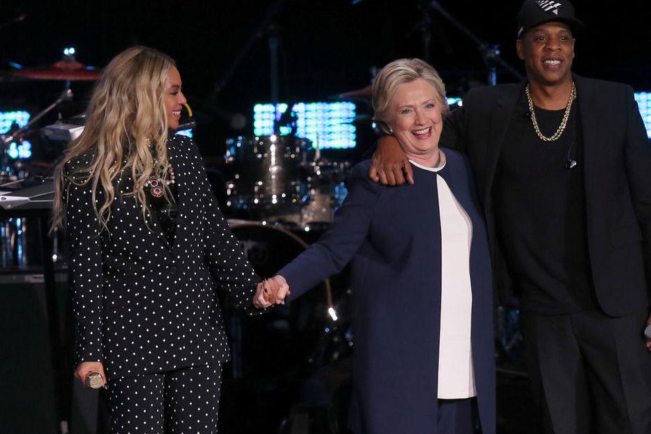 Beyonce, en taileur pantalon, Hillary et JayZ