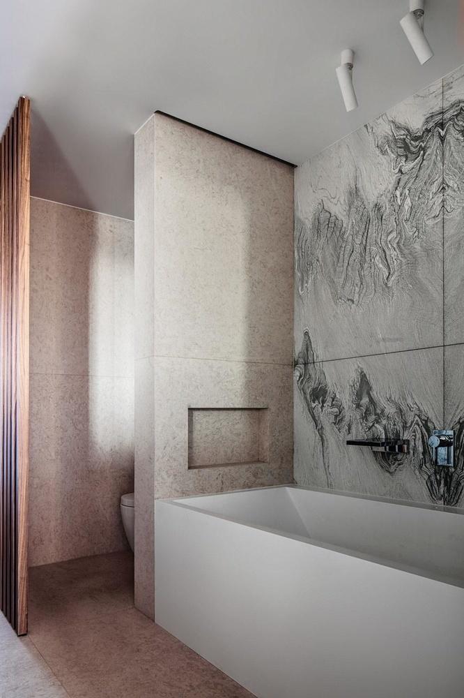 Lorsque les plaques en marbre ont été installées dans la salle de bains, une silhouette de diable est apparue dans le veinage.
