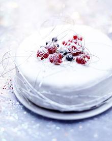 Gâteau blanc aux épices et fruits rouges