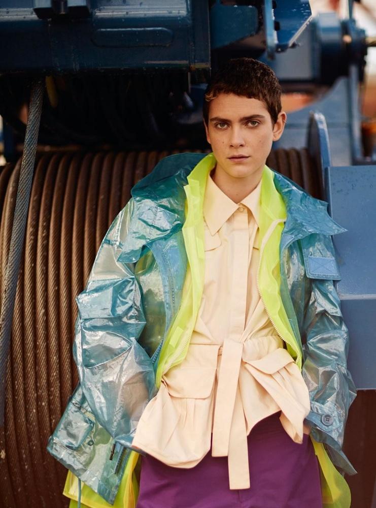 Veste en plastique, Undercover @ SN3..Veste en plastique sans manches, Sebnem Gunay. Chemisier ceinturé en coton, Fendi.. Pantalon en coton, Sofie D'Hoore @ Stijl..