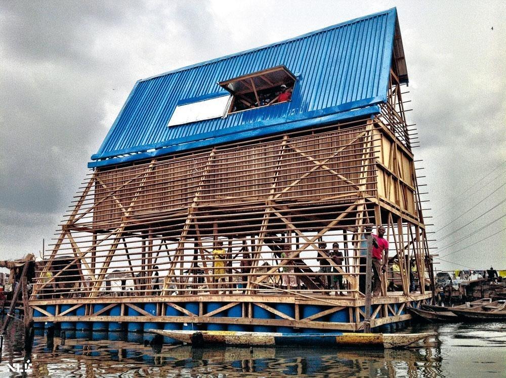 L'école Makoko de Kunlé Adeyemi (NLÉ), Lagos, Nigeria. Le bidonville de Makoko, construit sur pilotis, abriterait 100 000 personnes vivant sans eau courante ni électricité. Kunlé Adeyemi y a érigé en 2013 une école flottante. Il s'agit d'un module prototype, durable et écologique, qui pourrait également servir à d'autres fonctions importantes : centre médical, habitation, lieu de rassemblement pour la communauté... Le pavillon initial s'étant effondré en 2016 suite à des intempéries et peut-être un manque d'entretien, l'agence travaille à de nouvelles structures techniquement au point.