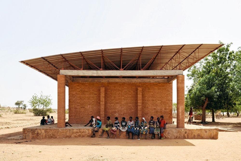 L'école primaire de Kéré Architecture, Gando, Burkina-Faso. L'établissement a été édifié, en 2001 déjà, en blocs de terre locaux, ce qui permet un meilleur contrôle thermique des espaces. L'originalité de ce bâtiment : sa toiture en tôle, détachée du volume principal, pour le mettre à l'abri des pluies, tout en favorisant la circulation de l'air. Le building a bénéficié d'une extension quelques années plus tard et peut désormais accueillir jusqu'à 700 élèves.