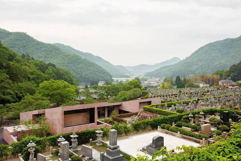 Au Japon, le cimetière Inagawa, construit en terrasses pour se fondre dans ce site montagneux escarpé.