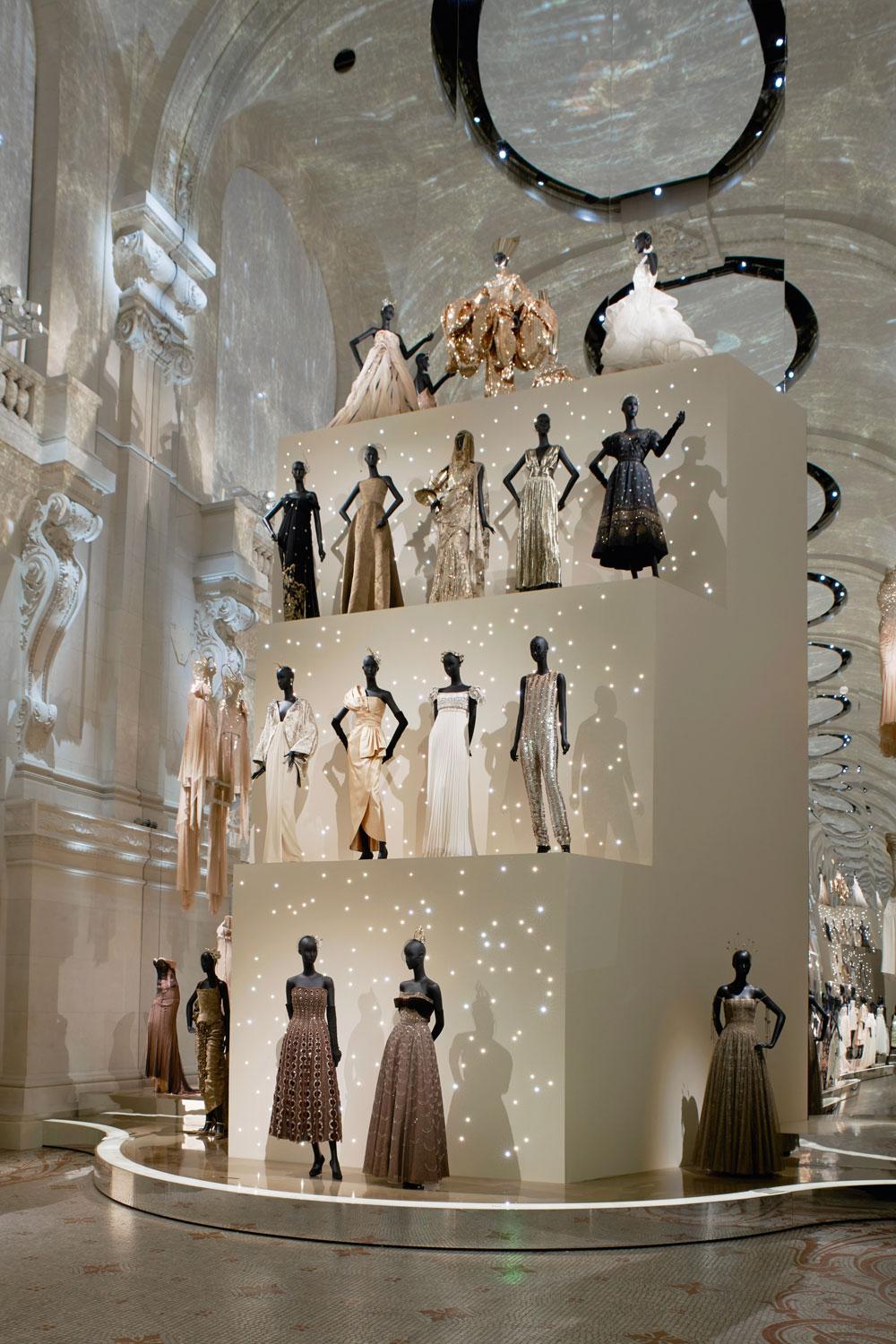 Le faste absolu de l'expo Dior aux Arts décoratifs, à Paris : 300 robes sur 3 000 m2 !