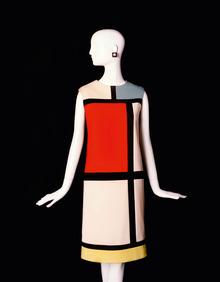 Une robe hommage à Piet Mondrian, créée par Yves Saint Laurent en 1965 et devenue iconique.