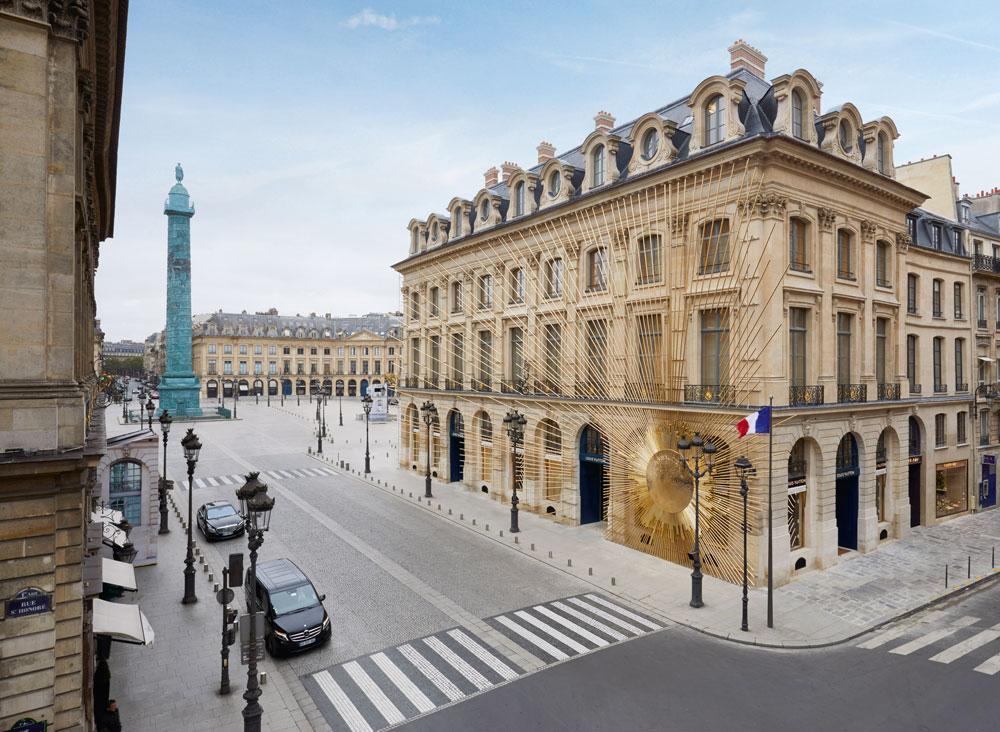 Place Vendôme, à Paris, Louis Vuitton reprend les codes du Roi-Soleil pour mieux s'ancrer dans l'histoire.