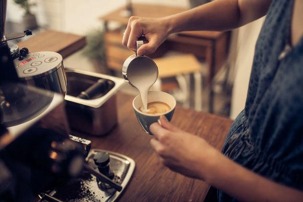 Koffie en Staal rassemble les deux passions des propriétaires, l'amour du café et les meubles faits main.