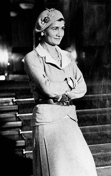 Coco Chanel innove en devenant elle-même l'emblème de sa marque, et ce dès 1937.