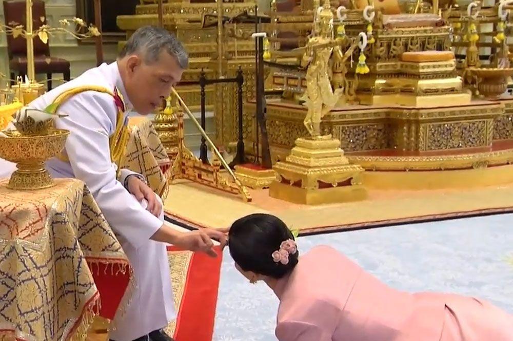 Thaïlande : 1ère apparition publique pour la nouvelle reine, ex-garde du corps