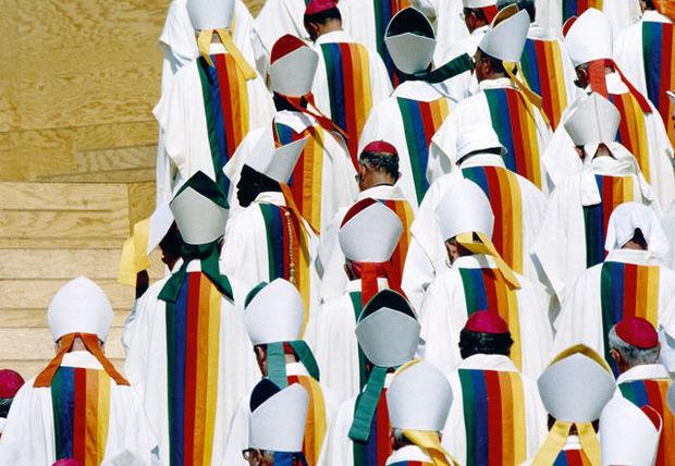 Pour les Journées mondiales de la jeunesse, à Paris, en 1997, JC/DC a habillé le pape et 5 500 membres du clergé.