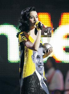 En 2009, Katy Perry portant une robe du créateur, à l'effigie de Barack Obama, pour les MTV Music Awards.