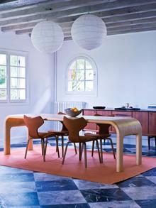 Dans la salle à manger, la table est une création de la designer danoise Helle Damkjaer et les chaises sont des Grand Prix vintage d'Arne Jacobsen. 