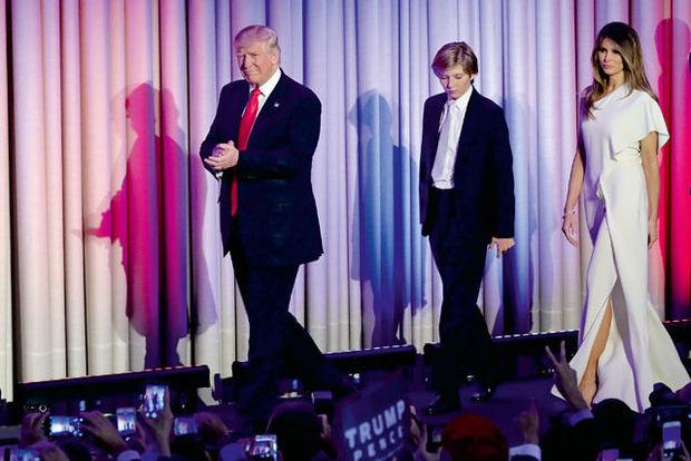 Le 8 novembre, Trump au soir de l'élection de son milliardaire de mari à la présidence des Etats-Unis, Melania Trump porte une tenue signée Ralph Lauren 