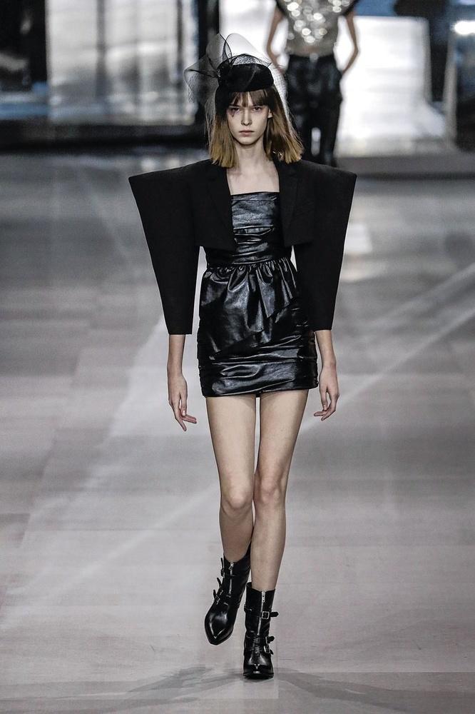 Carrure hyperstructurée sur le runway Celine