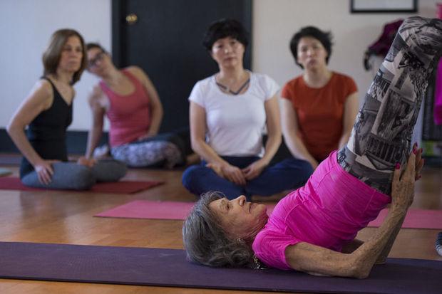 A 98 ans, la doyenne mondiale du yoga est un modèle d'optimisme et de vitalité