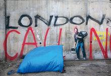 La fresque de Banksy, à Calais, un clin d'oeil aux origines du créateur d'Apple et au sort des réfugiés.