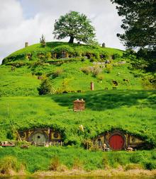 Hobbiton, une curiosité touristique qui recrée l'habitat des Hobbits.