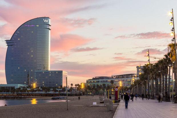 Pour freiner l'afflux de touristes, Barcelone interdit la construction de nouveaux hôtels