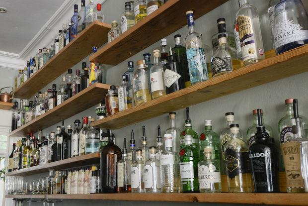 Le bar à gin Mothers Ruin et ses plus de 144  gins différents. 
