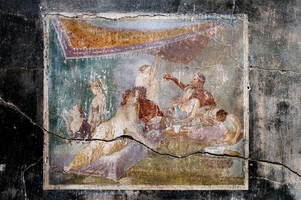 La fresque montrant ce fameux baiser, retrouvé dans la Maison des chastes amants à Pompéi, et qui sera visible au public pour quelques jours seulement, autour de ce 14 février 2017