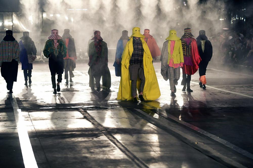 Les étudiants de la Cambre mode(s), futurs grands de la mode, défilent à Kanal-Centre Pompidou