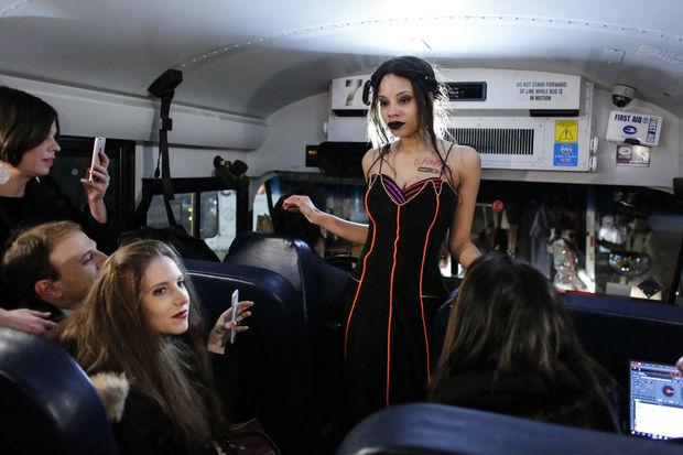 A New York, un défilé de mode dans un car scolaire